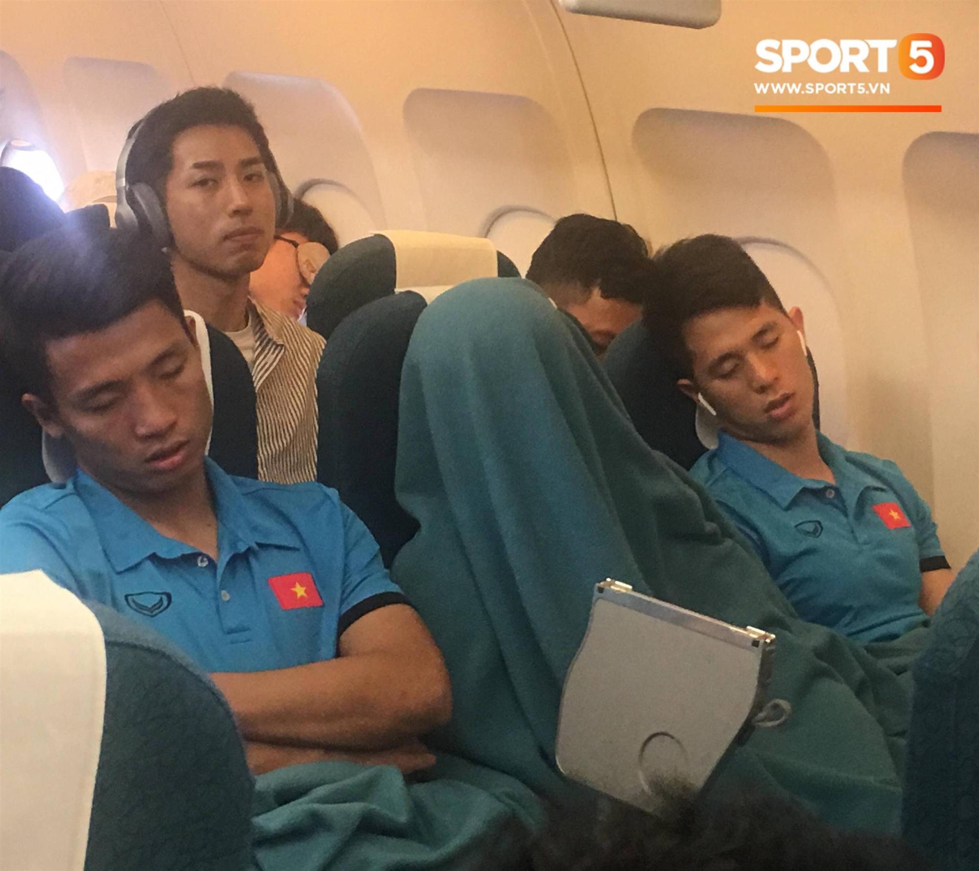 Vừa thương, vừa buồn cười hình ảnh Duy Mạnh trùm kín chăn ngủ trên máy bay tới Malaysia-1