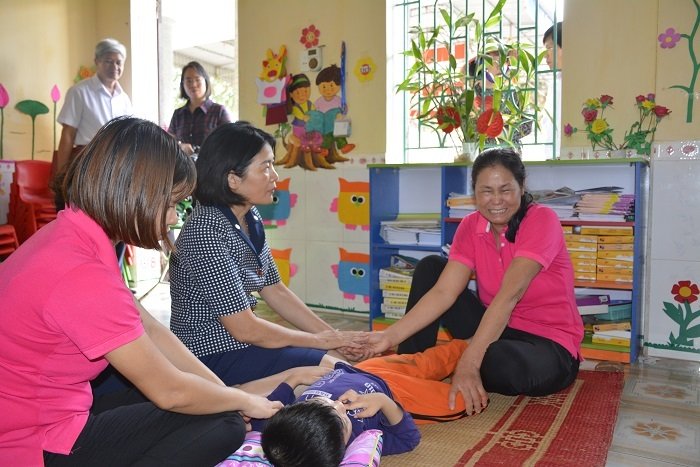 Bố trí giáo viên riêng chăm sóc bé trai bị buộc vào cửa sổ-1