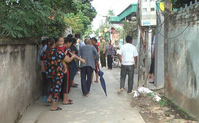 Con gái mua xăng về nhà chốt cửa, dội lên người rồi ôm mẹ châm lửa đốt-1