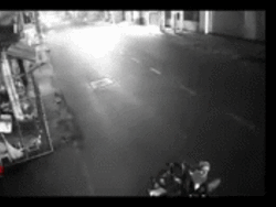 Clip sốc: Người phụ nữ bị máy xúc vào xe trộn bê tông-1