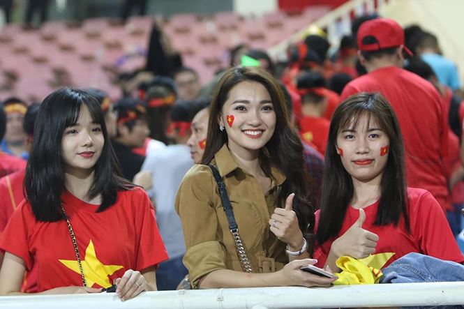 Bạn gái hotgirl của Phan Văn Đức đẹp mê mẩn trên khán đài Mỹ Đình-4
