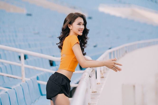 Bạn gái hotgirl của Phan Văn Đức đẹp mê mẩn trên khán đài Mỹ Đình-7