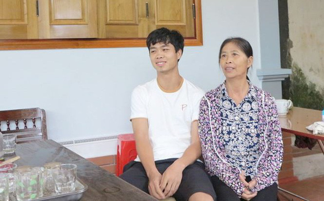 Mẹ Công Phượng bị ốm vẫn nghe điện thoại tới cháy máy”, bố lại hỏng xe ngày ra Hà Nội-1