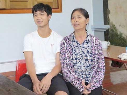 Mẹ Công Phượng bị ốm vẫn nghe điện thoại tới “cháy máy”, bố lại hỏng xe ngày ra Hà Nội