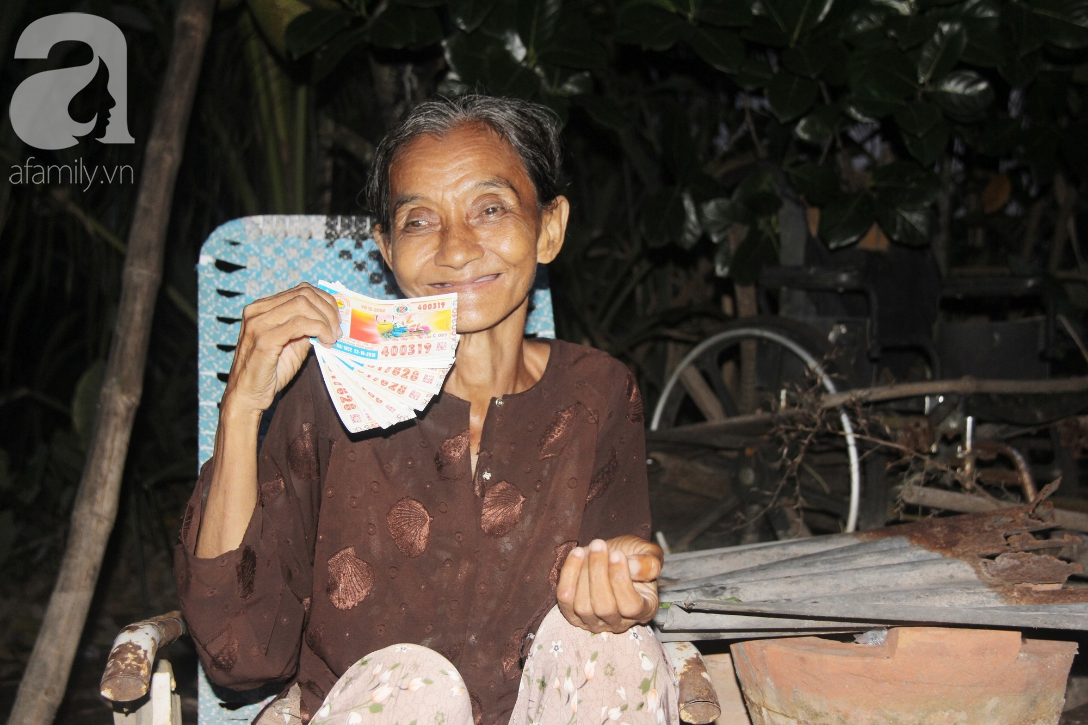 Rớt nước mắt cảnh con gái 68 tuổi đi bán vé số nuôi mẹ 90 tuổi: Người ta nói tui khùng nhưng tui biết thương mẹ-1