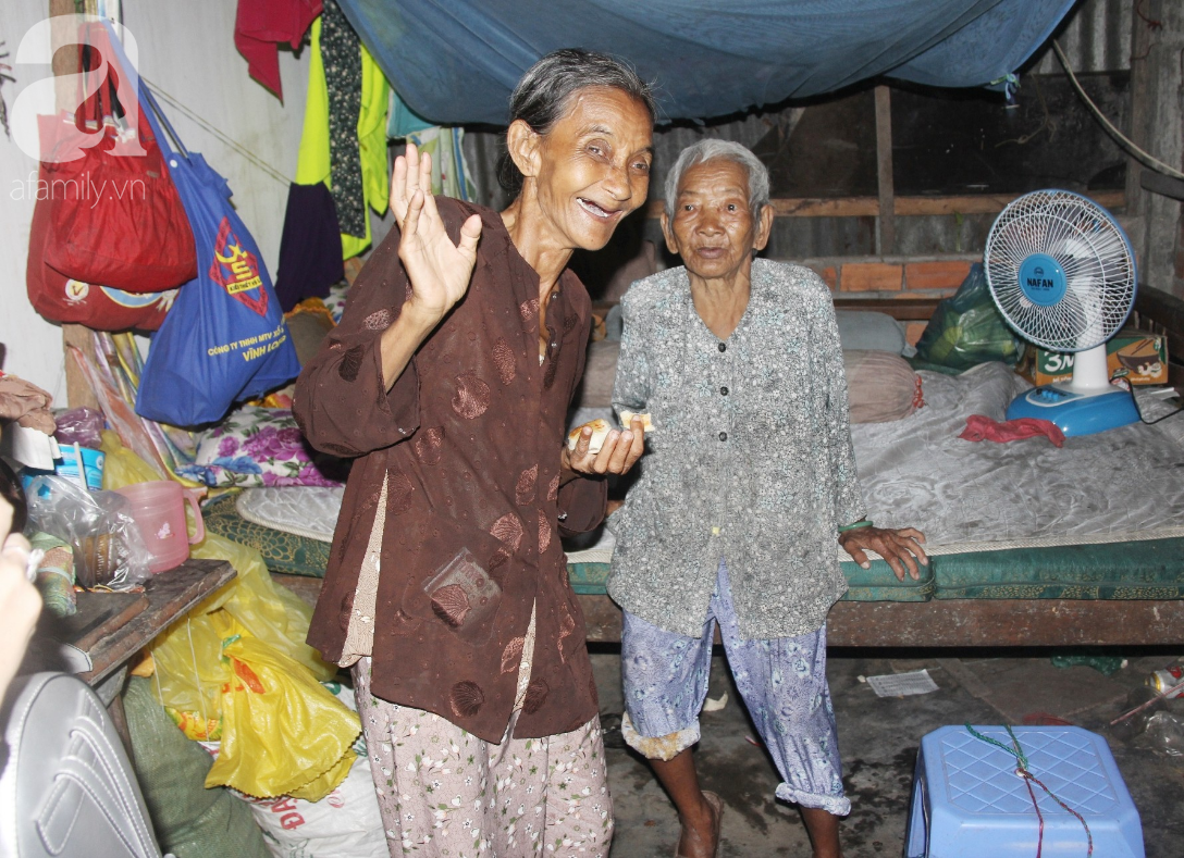 Rớt nước mắt cảnh con gái 68 tuổi đi bán vé số nuôi mẹ 90 tuổi: Người ta nói tui khùng nhưng tui biết thương mẹ-2