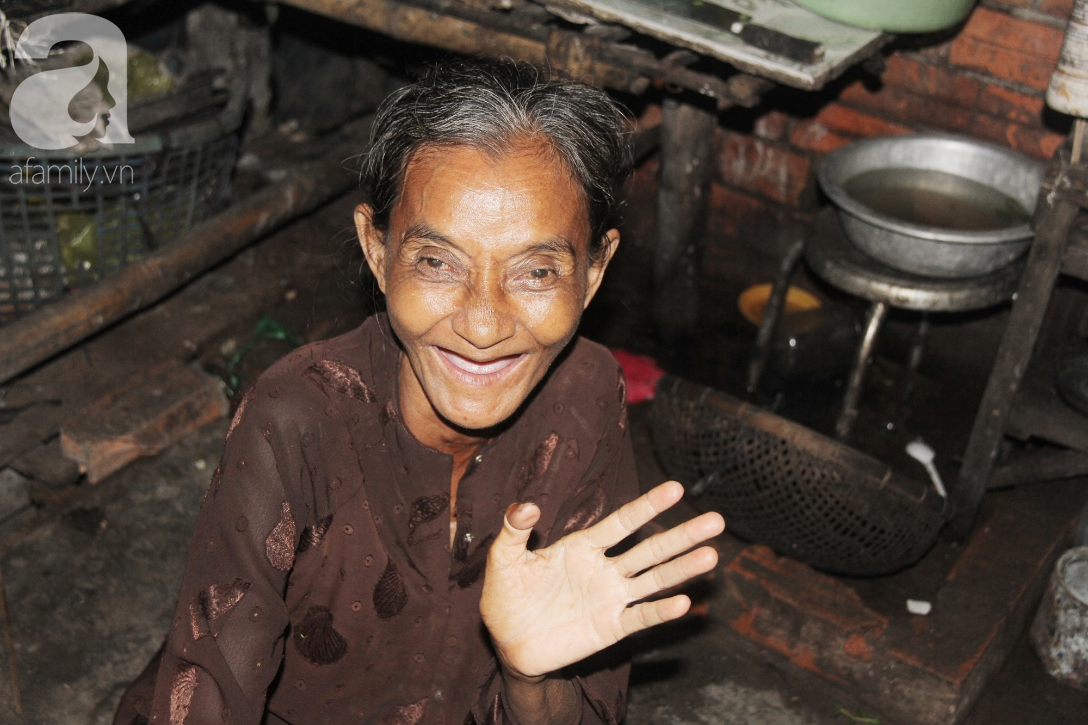 Rớt nước mắt cảnh con gái 68 tuổi đi bán vé số nuôi mẹ 90 tuổi: Người ta nói tui khùng nhưng tui biết thương mẹ-3