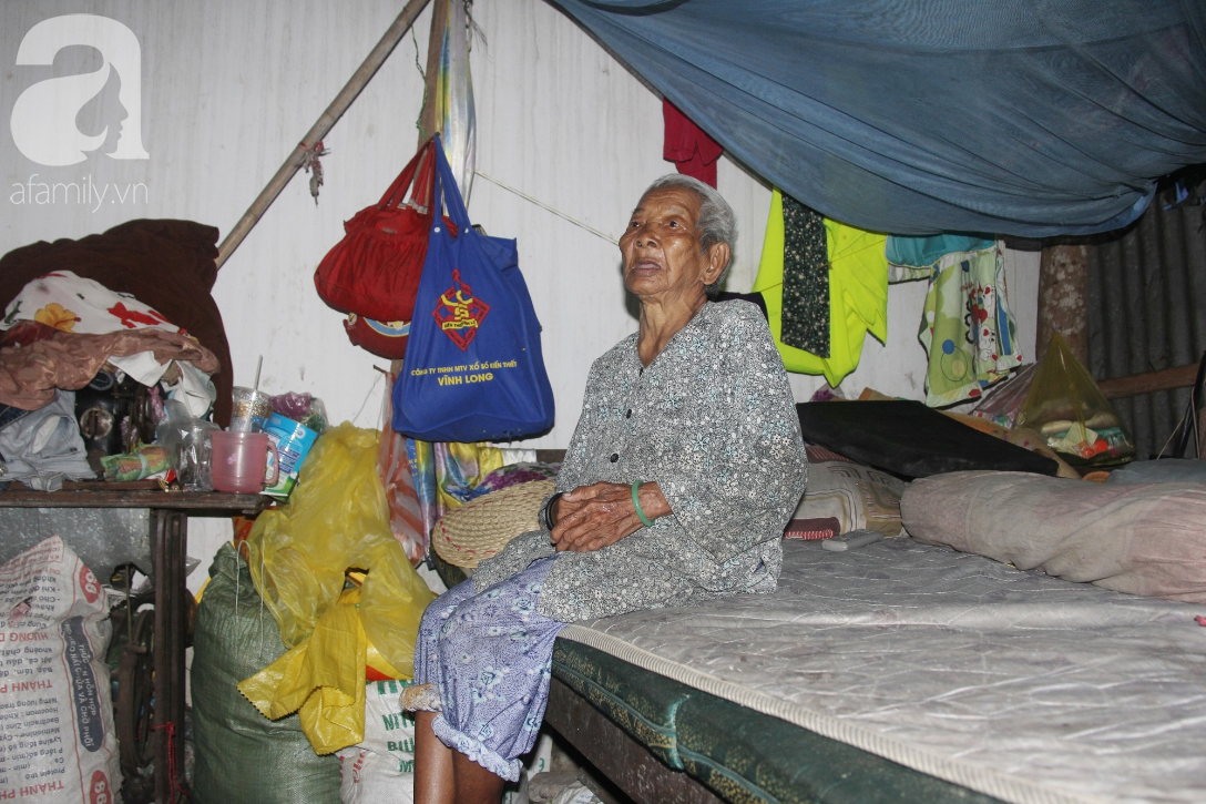 Rớt nước mắt cảnh con gái 68 tuổi đi bán vé số nuôi mẹ 90 tuổi: Người ta nói tui khùng nhưng tui biết thương mẹ-4