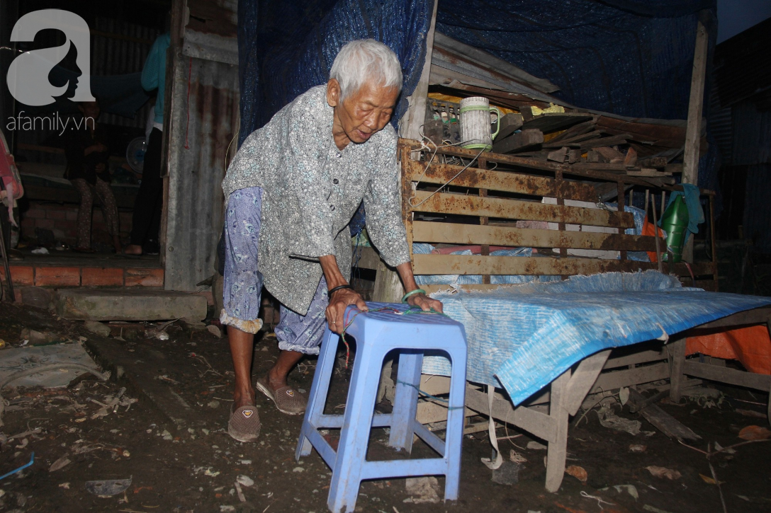 Rớt nước mắt cảnh con gái 68 tuổi đi bán vé số nuôi mẹ 90 tuổi: Người ta nói tui khùng nhưng tui biết thương mẹ-10