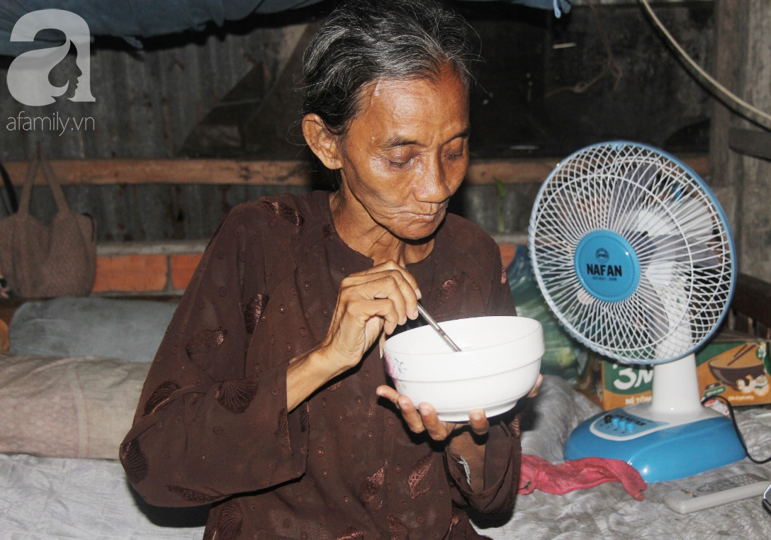 Rớt nước mắt cảnh con gái 68 tuổi đi bán vé số nuôi mẹ 90 tuổi: Người ta nói tui khùng nhưng tui biết thương mẹ-12