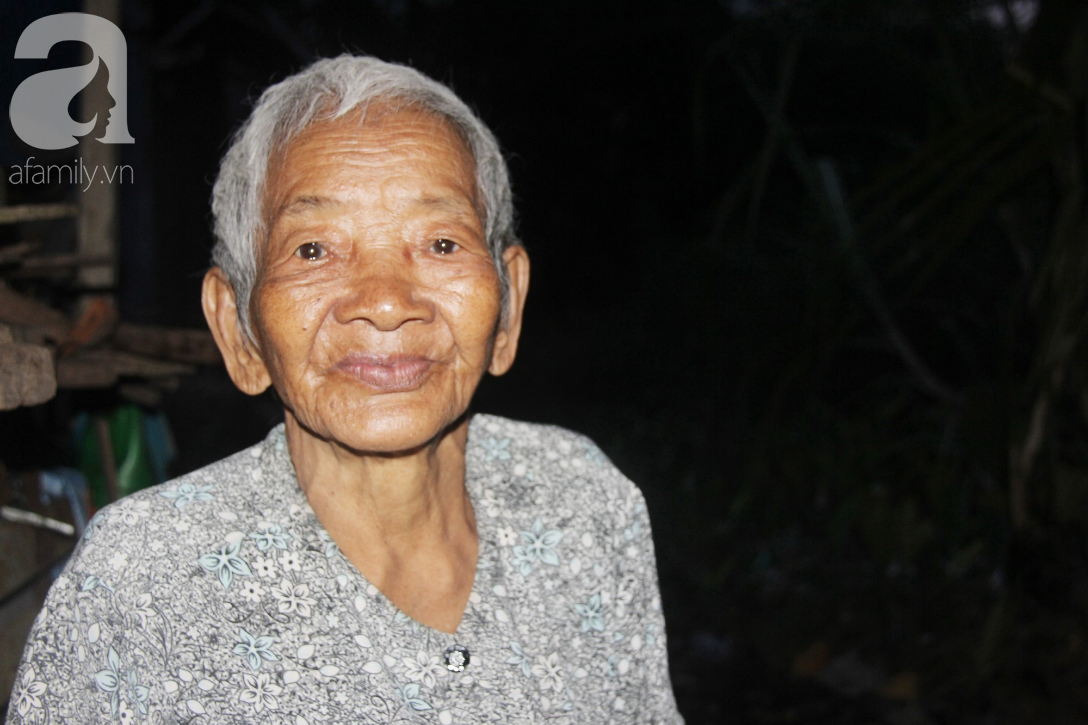 Rớt nước mắt cảnh con gái 68 tuổi đi bán vé số nuôi mẹ 90 tuổi: Người ta nói tui khùng nhưng tui biết thương mẹ-13