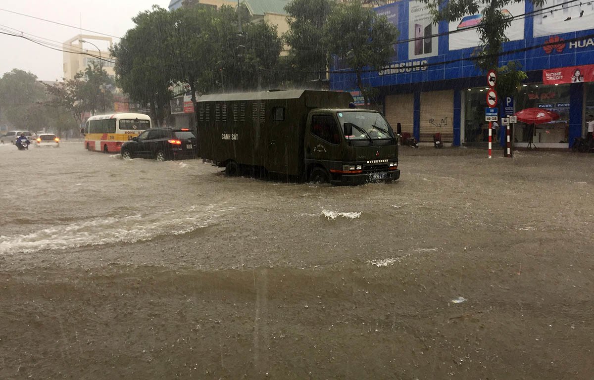 Mưa trắng trời suốt đêm đến sáng, thành Vinh ngập sâu trong biển nước-1
