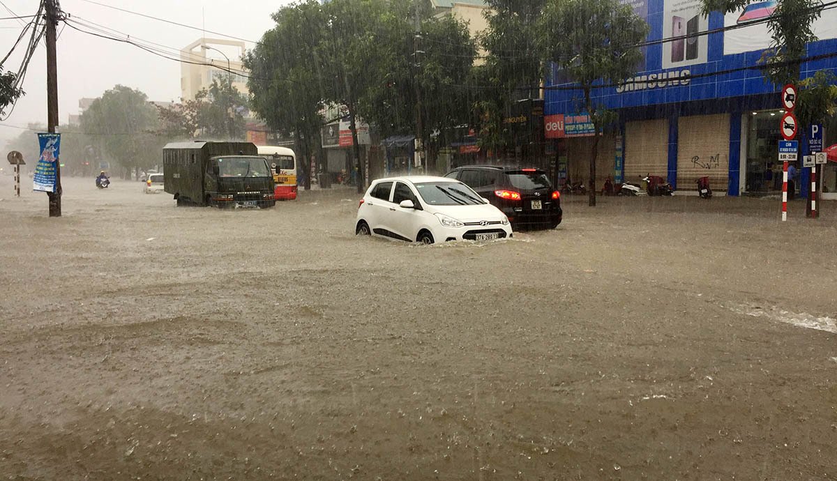 Mưa trắng trời suốt đêm đến sáng, thành Vinh ngập sâu trong biển nước-2