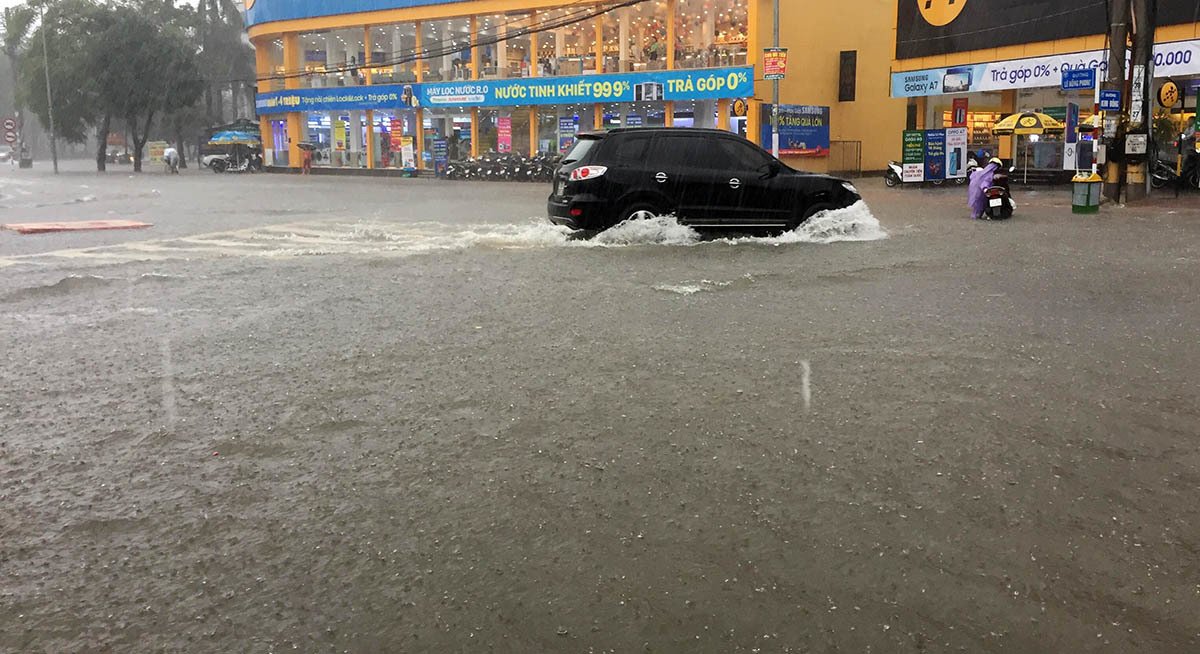 Mưa trắng trời suốt đêm đến sáng, thành Vinh ngập sâu trong biển nước-3