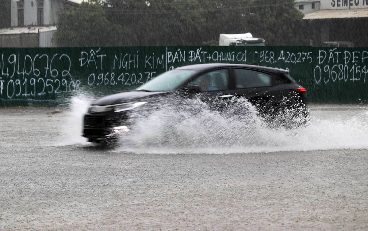 Mưa trắng trời suốt đêm đến sáng, thành Vinh ngập sâu trong biển nước-5