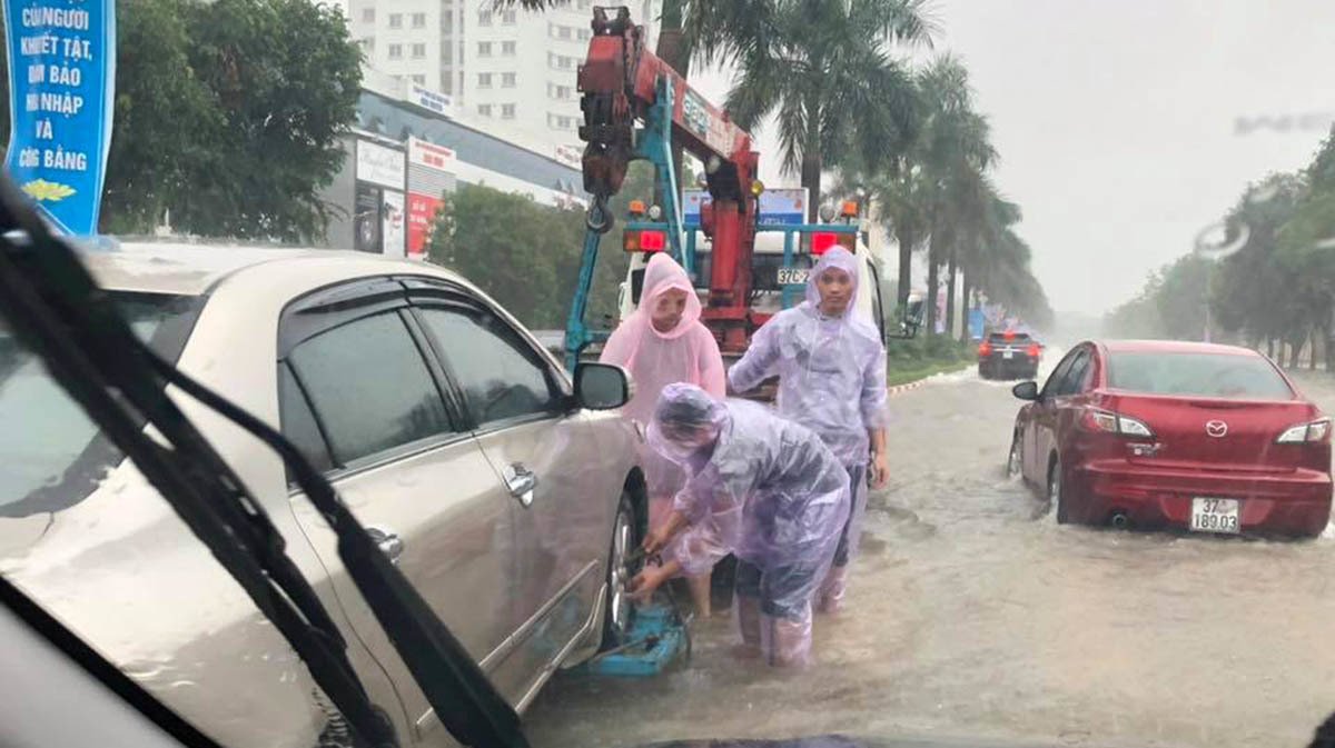 Mưa trắng trời suốt đêm đến sáng, thành Vinh ngập sâu trong biển nước-10