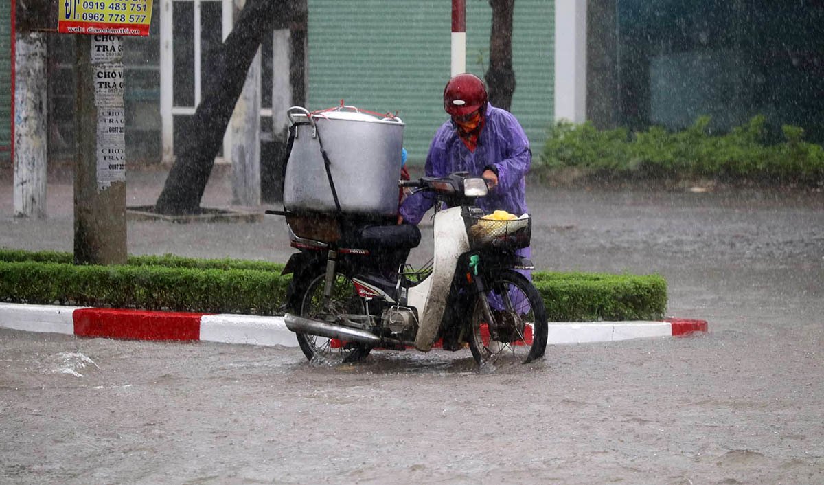 Mưa trắng trời suốt đêm đến sáng, thành Vinh ngập sâu trong biển nước-11