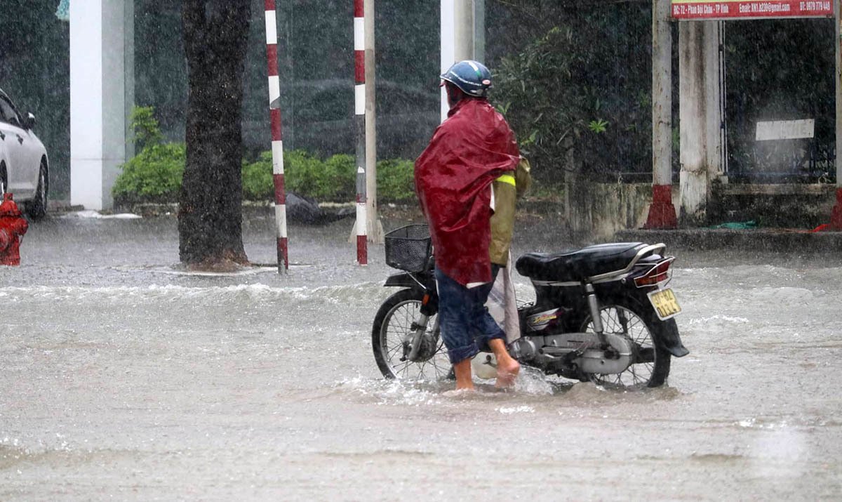 Mưa trắng trời suốt đêm đến sáng, thành Vinh ngập sâu trong biển nước-12