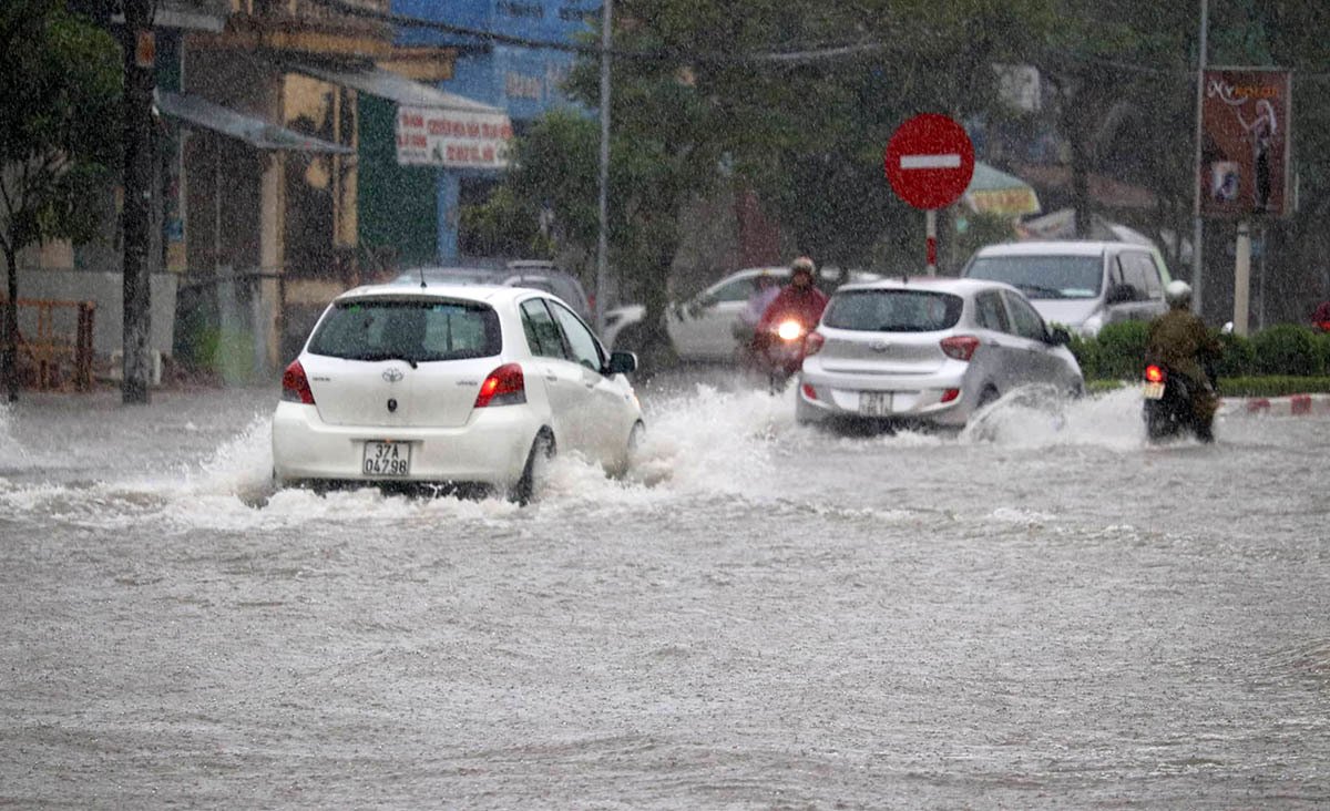 Mưa trắng trời suốt đêm đến sáng, thành Vinh ngập sâu trong biển nước-8