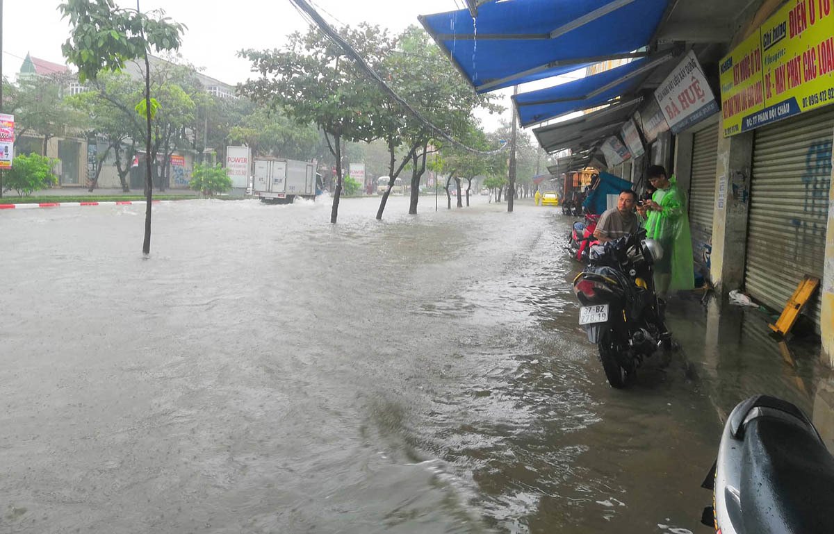 Mưa trắng trời suốt đêm đến sáng, thành Vinh ngập sâu trong biển nước-9