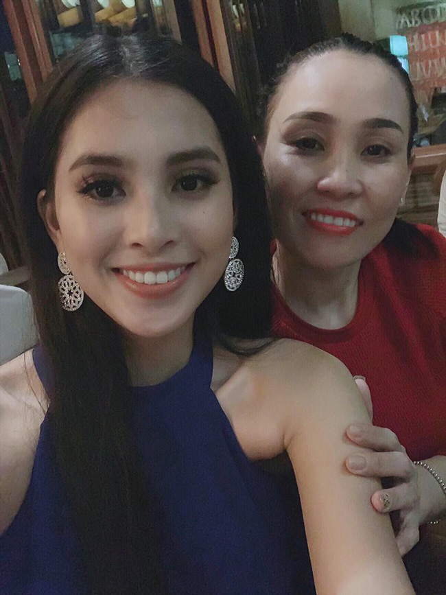 Bị đánh bật ra khỏi Top 15 các bảng xếp hạng sát giờ G Miss World 2018, Tiểu Vy vẫn lạc quan bên mẹ ruột-1