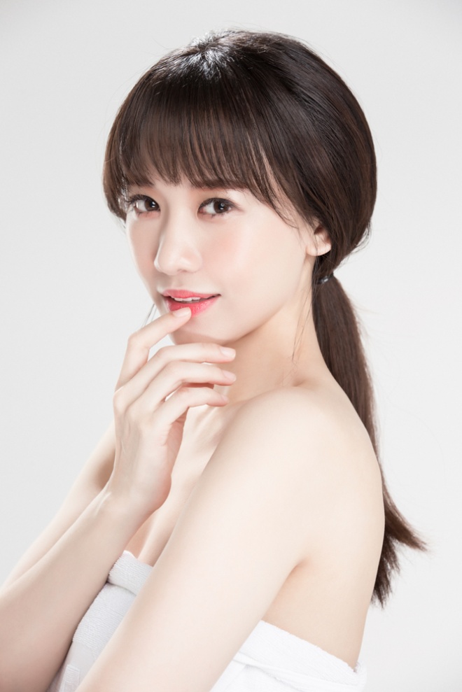 Hương Giang và Hari Won xuất hiện như nữ thần trong khu vườn sắc đẹp-1