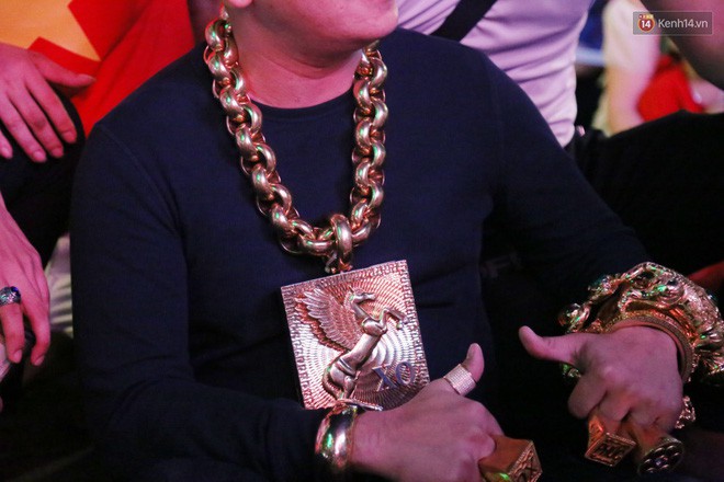 Đại gia đeo 13kg vàng cổ vũ tuyển Việt Nam hé lộ việc giàu có sau 1 đêm, bị bác sĩ chửi tâm thần-2