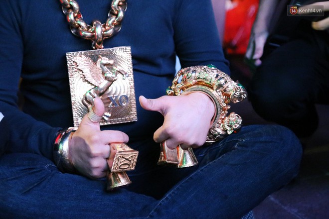 Đại gia đeo 13kg vàng cổ vũ tuyển Việt Nam hé lộ việc giàu có sau 1 đêm, bị bác sĩ chửi tâm thần-4