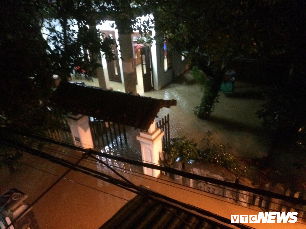 Lũ ập về xô đổ tường, cuốn trôi 2 mẹ con: Tìm thấy thi thể người mẹ-2