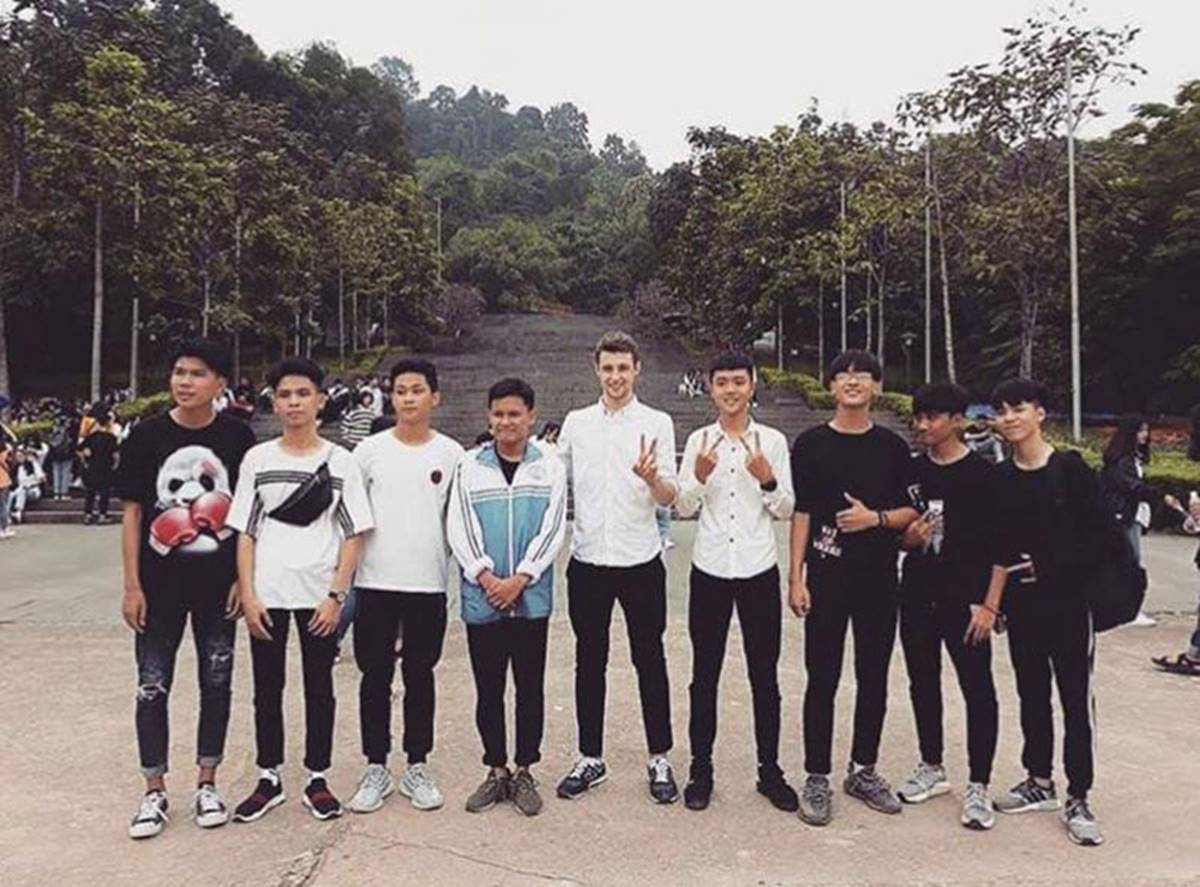 Thầy giáo ‘trường người ta’: Chẳng những điển trai mà còn ga lăng lột kẹo cho học trò-4