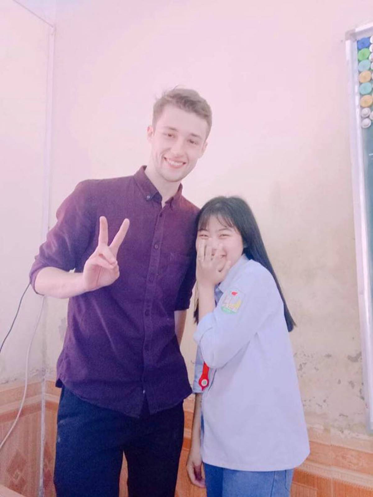 Thầy giáo ‘trường người ta’: Chẳng những điển trai mà còn ga lăng lột kẹo cho học trò-5