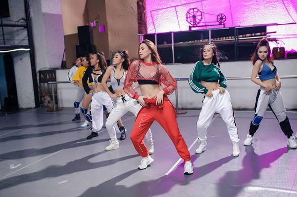 Mê diện mốt khoe nội y, muốn không phản cảm, hãy học Hồ Ngọc Hà điều này!-7