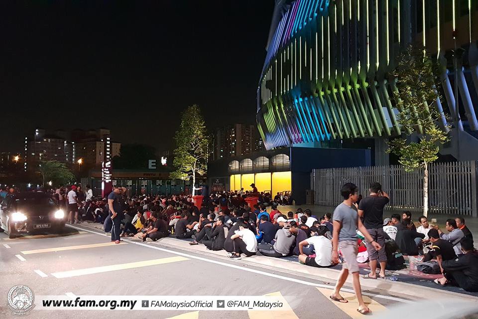 Chung kết lượt đi AFF Cup 2018: Ngay lúc này, hàng nghìn fan Malaysia vạ vật xếp hàng xuyên đêm chờ mua vé, không khác gì CĐV Việt Nam trước khi vé bán online-4