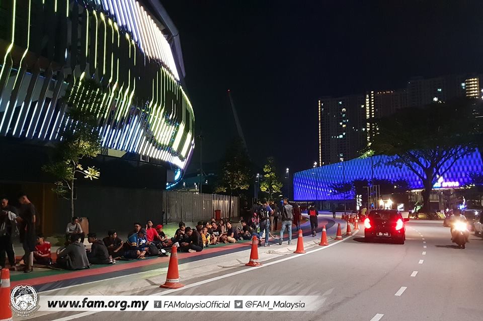 Chung kết lượt đi AFF Cup 2018: Ngay lúc này, hàng nghìn fan Malaysia vạ vật xếp hàng xuyên đêm chờ mua vé, không khác gì CĐV Việt Nam trước khi vé bán online-5