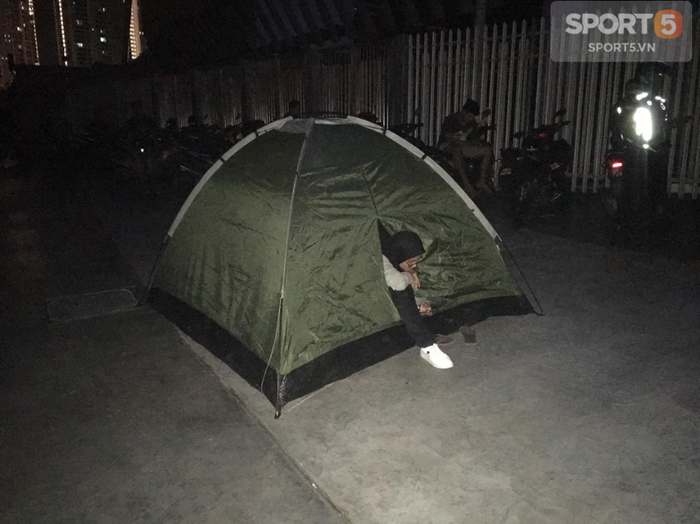 Chung kết lượt đi AFF Cup 2018: Ngay lúc này, hàng nghìn fan Malaysia vạ vật xếp hàng xuyên đêm chờ mua vé, không khác gì CĐV Việt Nam trước khi vé bán online-1