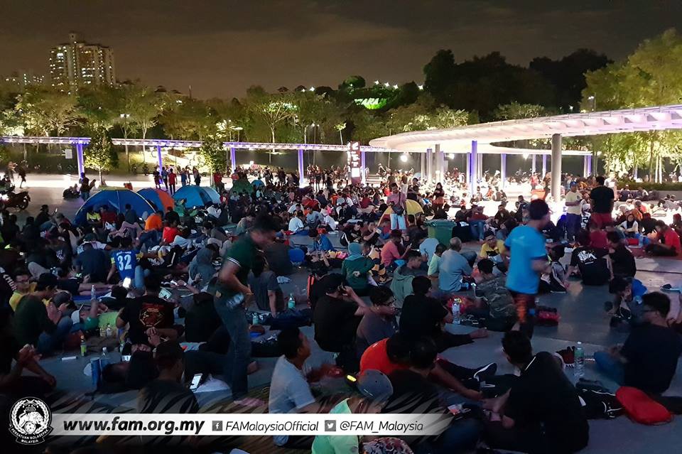 Chung kết lượt đi AFF Cup 2018: Ngay lúc này, hàng nghìn fan Malaysia vạ vật xếp hàng xuyên đêm chờ mua vé, không khác gì CĐV Việt Nam trước khi vé bán online-3
