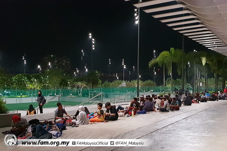 Chung kết lượt đi AFF Cup 2018: Ngay lúc này, hàng nghìn fan Malaysia vạ vật xếp hàng xuyên đêm chờ mua vé, không khác gì CĐV Việt Nam trước khi vé bán online-7