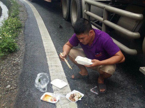 Tâm sự của người vợ lấy chồng là tài xế container, hơn cả tuổi mẹ khiến dân mạng