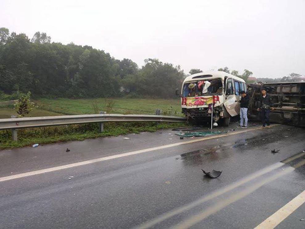 Hai ô tô khách đâm nhau lật ngửa trên cao tốc Nội Bài - Lào Cai-2