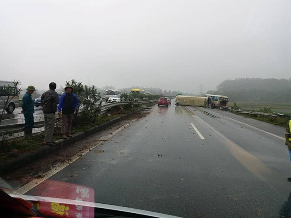 Hai ô tô khách đâm nhau lật ngửa trên cao tốc Nội Bài - Lào Cai-3