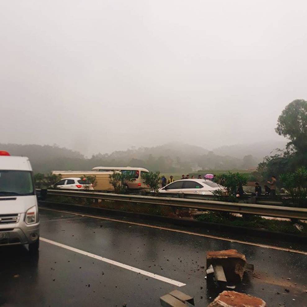 Hai ô tô khách đâm nhau lật ngửa trên cao tốc Nội Bài - Lào Cai-4