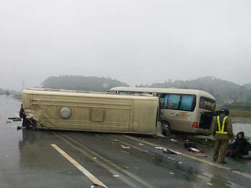 Tai nạn trên cao tốc Nội Bài - Lào Cai, nhiều nạn nhân văng xuống đường nằm la liệt trên quốc lộ-4
