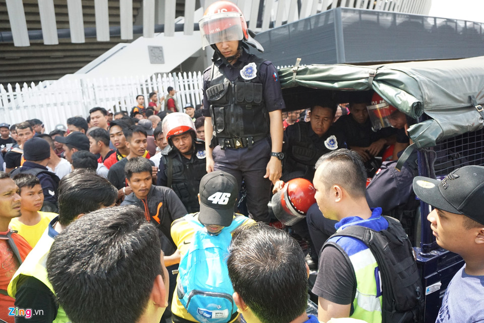 CĐV Malaysia nổi giận vì hết vé xem chung kết AFF Cup với Việt Nam-10