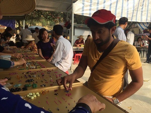 Duy nhất Việt Nam: Chợ tạm ven đường bán đá quý tiền tỷ-13