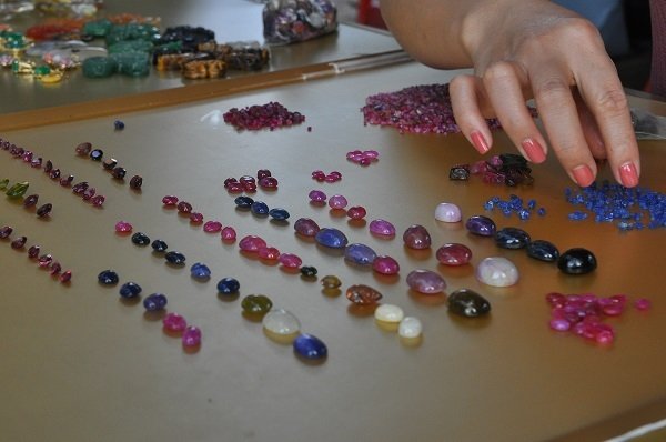 Duy nhất Việt Nam: Chợ tạm ven đường bán đá quý tiền tỷ-4