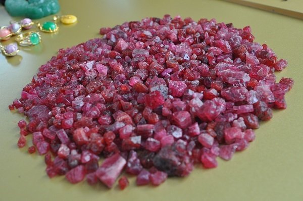 Duy nhất Việt Nam: Chợ tạm ven đường bán đá quý tiền tỷ-5