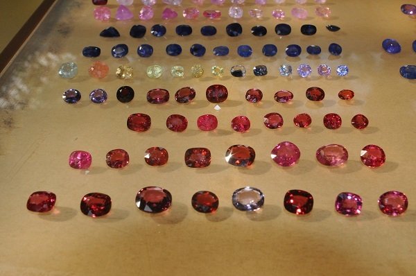 Duy nhất Việt Nam: Chợ tạm ven đường bán đá quý tiền tỷ-6