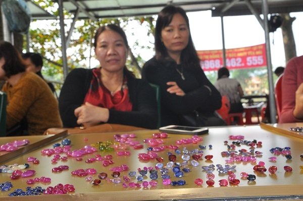 Duy nhất Việt Nam: Chợ tạm ven đường bán đá quý tiền tỷ-7