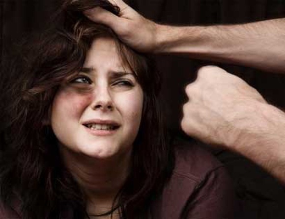 Chạy trốn khỏi căn biệt thự lúc nửa đêm, vợ trẻ tiết lộ điều bất ngờ-1