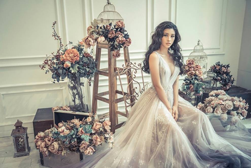 Hoa hậu Trần Tiểu Vy hóa công chúa xinh đẹp bức ra từ khu vườn cổ tích-13